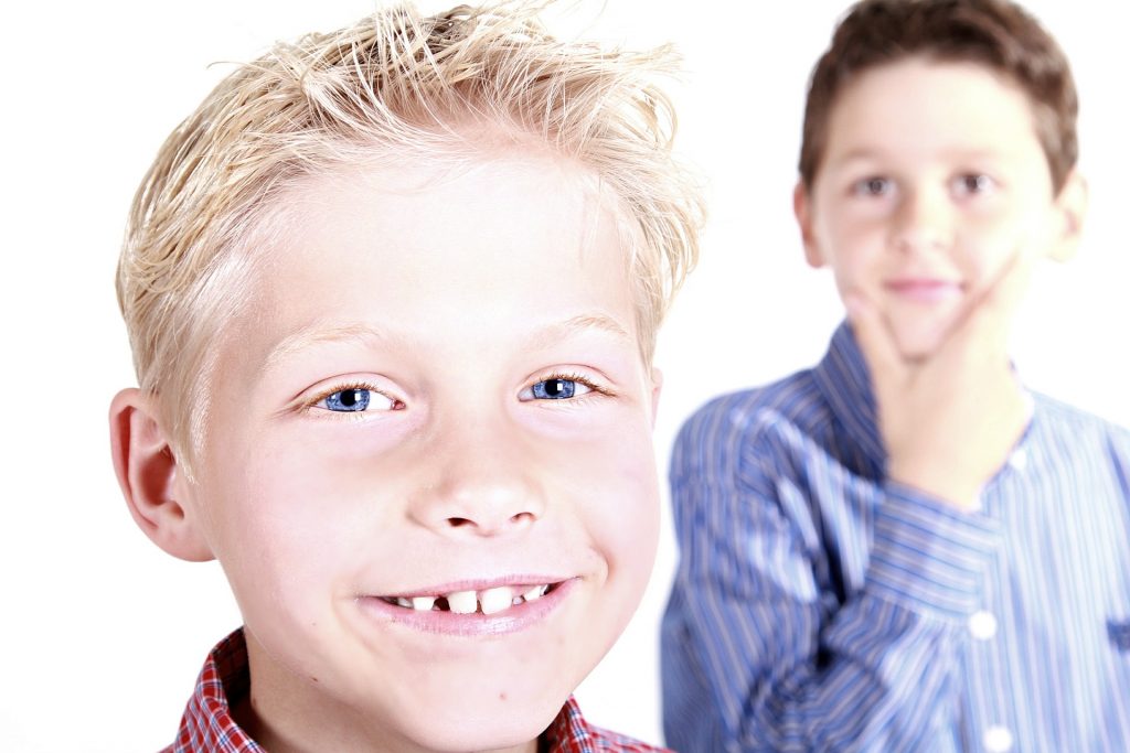 Dos niños sonrientes, con camisa