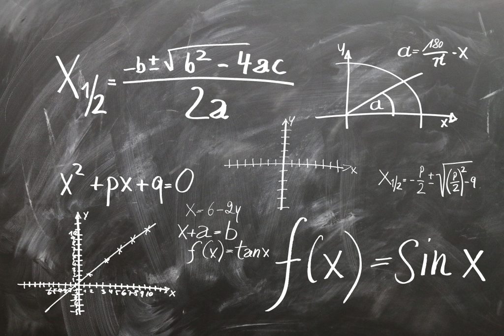 Pizarra con operaciones y fórmulas matemáticas