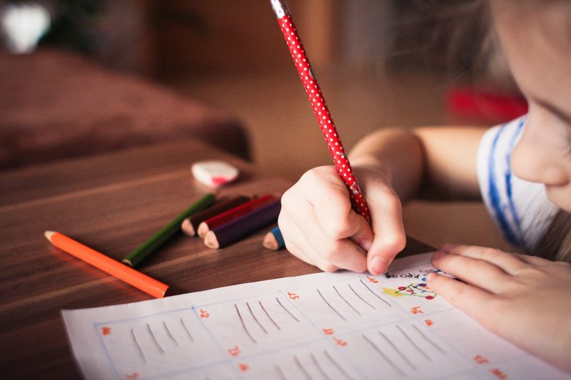 Niña escribiendo en agenda o cuaderno