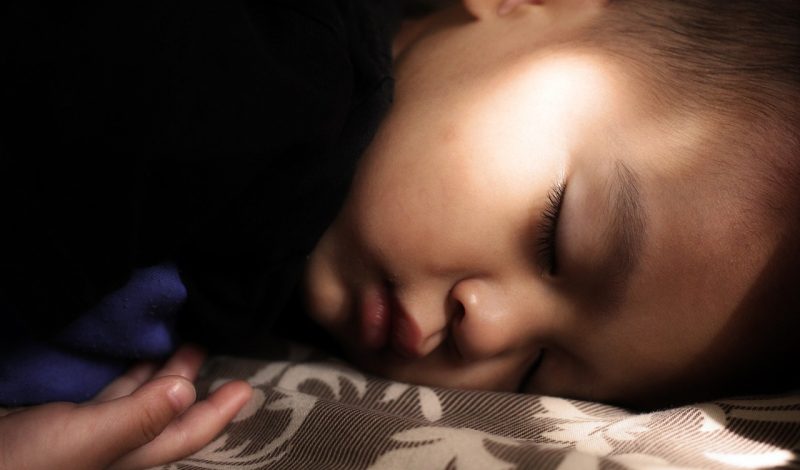 Niño pequeño dormido