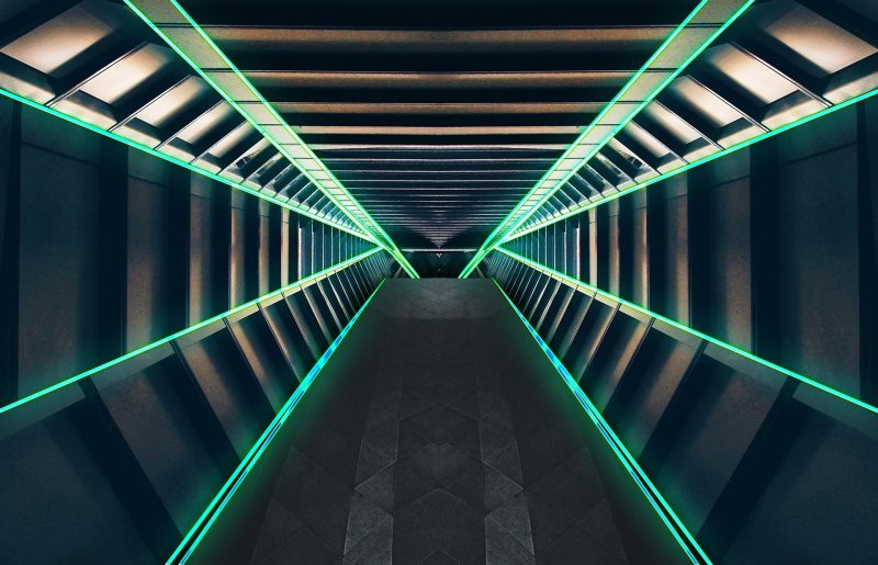 Interior de edificio metálico con franjas iluminadas con luz verde