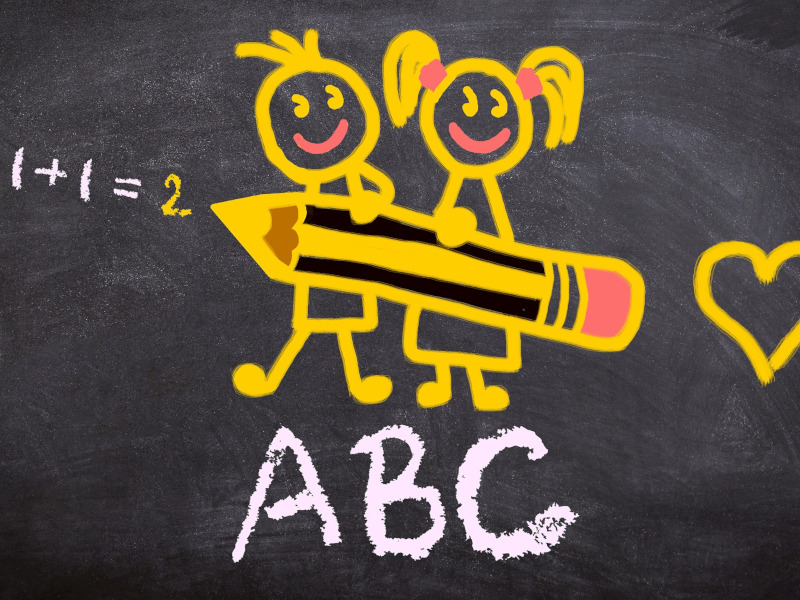 Dibujo en pizarra de dos niños sosteniendo un lapicero, operaciones matemáticas, corazón y letras ABC