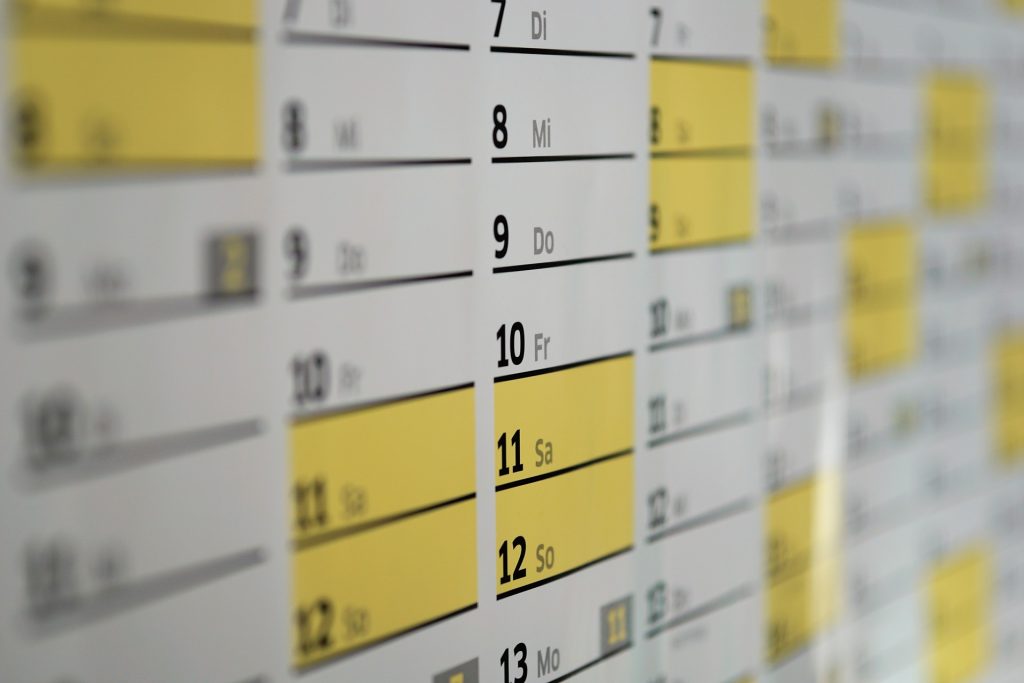 Calendario con los días festivos señalados en amarillo