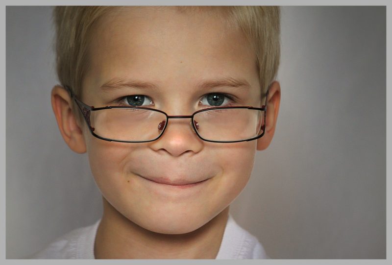 niño rubio con gafas
