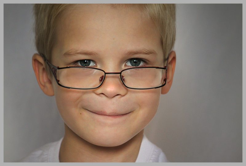 niño rubio con gafas