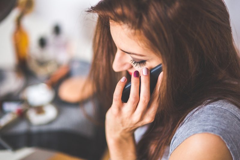 Mujer hablando por el móvil. una de las herramientas que utiliza nuestra coach Eva Pinacho para el coaching online.