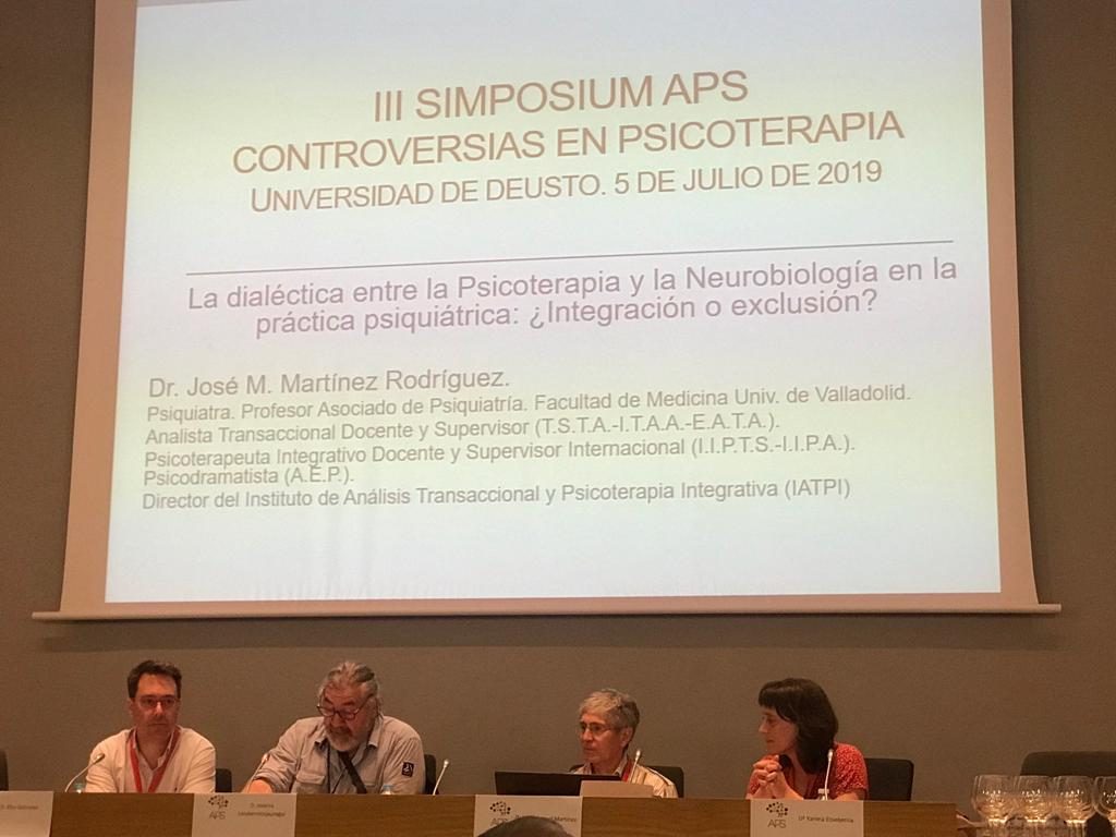 Fotografía sacada en el tercer simposium de APS en Bilbao sobre controversias en psicoterapia